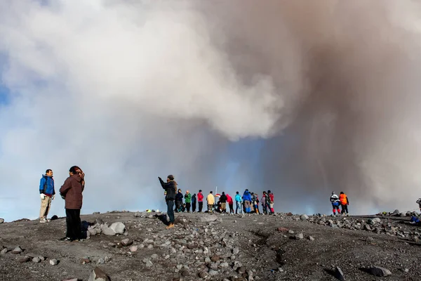 Semeru JavaIndonesia 4 Maggio 2015 Nube di cenere sopra gli scalatori al vertice del vulcano Semeru — Foto Stock