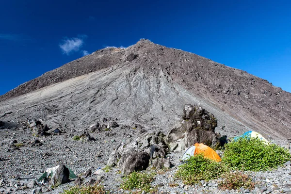 Campeggio di fronte al vulcano Merapi cupola lavica — Foto Stock