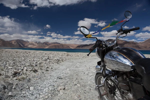 Güzel dağ gölü Pangong gölde Ladakh vintage tarafından arka plan üzerinde Vintage motosiklet