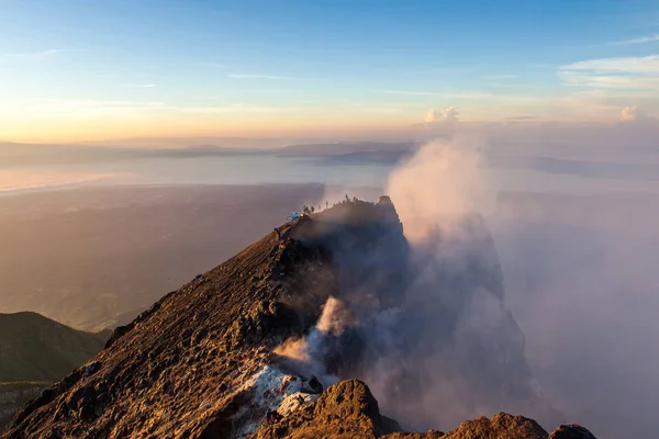 Gunung Merapi kawah rim dengan orang-orang saat matahari terbit — Stok Foto