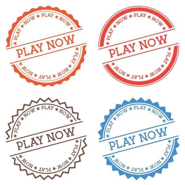 Play jetzt Abzeichen isoliert auf weißem Hintergrund flachen Stil rundes Etikett mit Text kreisförmigen Emblem — Stockvektor