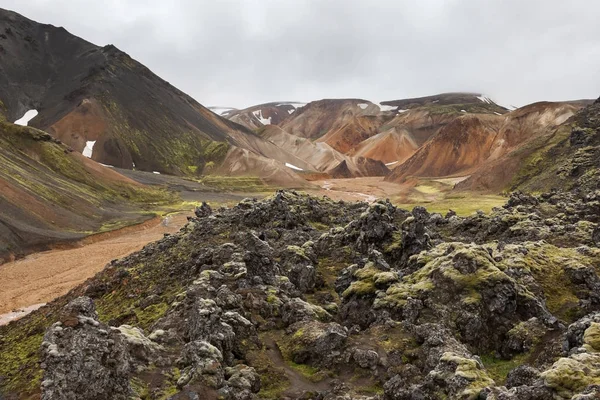 流纹岩山与提交的熔岩覆盖的 Landmannalaugar 国家公园多彩山坡 — 图库照片