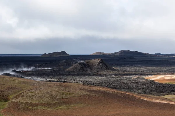 世界末日吸烟黑色景观的 Krafla 火山口熔岩仍然活跃火山附近的沙漠 — 图库照片