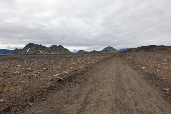 Islandia wiejskiej drodze, w pięknej górskiej islandzkie Islandia przygoda, turystyka Laugavegur — Zdjęcie stockowe