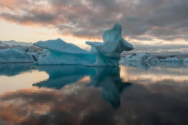 Derretimiento de reflejos icebergs en laguna glaciar Jokulsarlon Base del glaciar Vatnajokull en —  Fotos de Stock