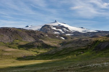 İzlanda dağ manzarası Snaefellsjokull yanardağ ufukta beyaz buzul kapaklı, Hiking