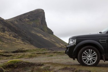 Tarafından İzlanda Siyah araba İzlanda manzara çimlere Park yol 4wd araba seyahat.