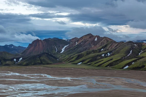 Paesaggio malinconico dell'Islanda con fiume ghiacciaio morenico e montagne verdi ricoperte di spessore — Foto Stock