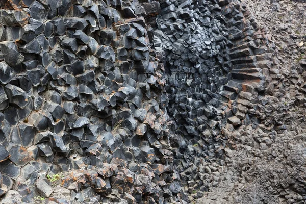 Wzór naturalnego tła sześciokątne kamienne formacji w islandzkiej park narodowy Jokulsargljufur — Zdjęcie stockowe