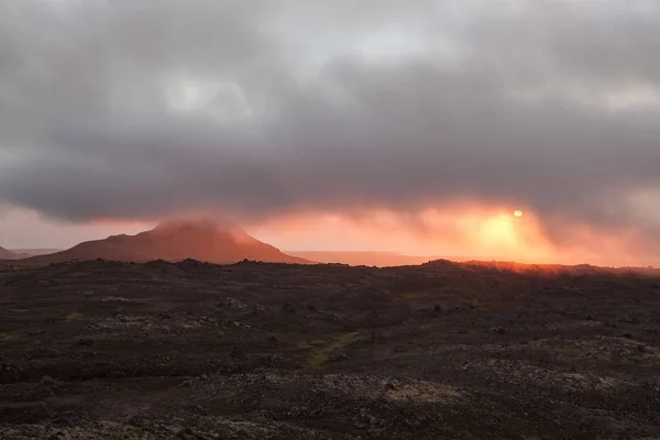 Bellissimo tramonto in un campo di lava vuoto in Islanda Campo di lava deserta coperto da basse nuvole — Foto Stock