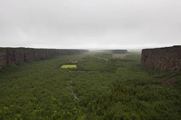 Increíble paisaje de herradura cerca de Asbyrgi Norte de Islandia Enormes acantilados que rodean el verde bosque húmedo — Foto de Stock