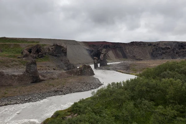 在灰色阴天的时候冰岛河景观河包围大悬崖火山岩石 — 图库照片