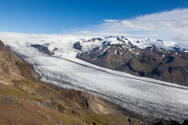 Glacir rio descendo a montanha vulcânica Sul da Islândia Bela paisagem glaciar — Fotografia de Stock