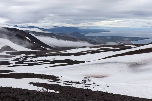 Islândia paisagem montanhosa nevada com oceano no horizonte vista da encosta de Snaefellsjokull — Fotografia de Stock