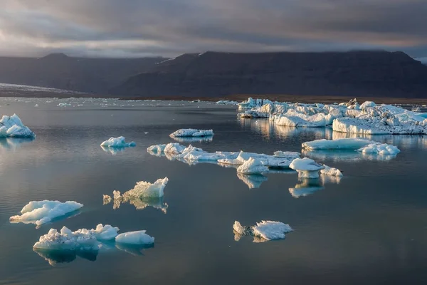 Vackra isberg i glaciärlagunen Jökulsárlón bas av glaciären Vatnajökull på glaciärlagunen — Stockfoto