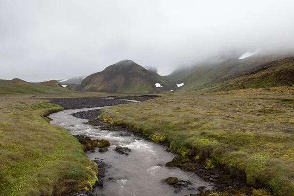 Islandia paisaje fluvial Río corriente que baja por la colina verde musgoso en Islandia Verde brillante —  Fotos de Stock