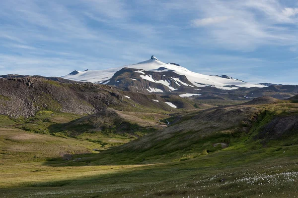 Ісландська гірський краєвид з білим льодовик шапка з Snaefellsjokull вулкана на горизонті походи в — стокове фото