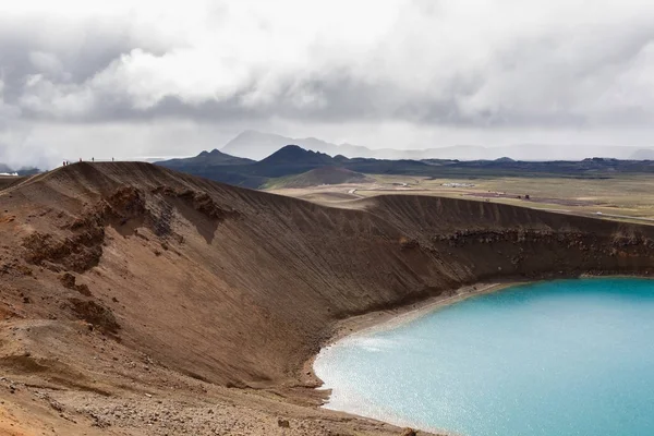 Viti cratere Krafla zona vulcanica Myvatn Islanda settentrionale Smeraldo acque blu del lago all'interno — Foto Stock