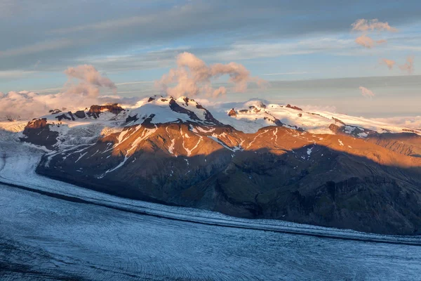 Günbatımı Güney İzlanda şaşırtıcı buzulda volkan dağdan aşağı gidiş buzul Nehri