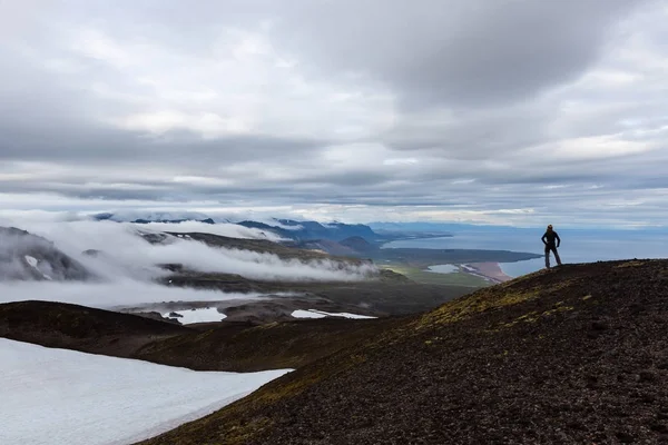 Paisagem de solidão nas montanhas da Islândia Um único viajante de pé na colina e olhando para o — Fotografia de Stock