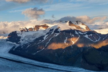 Günbatımı Güney İzlanda güzel buzulda volkan dağdan aşağı gidiş buzul Nehri