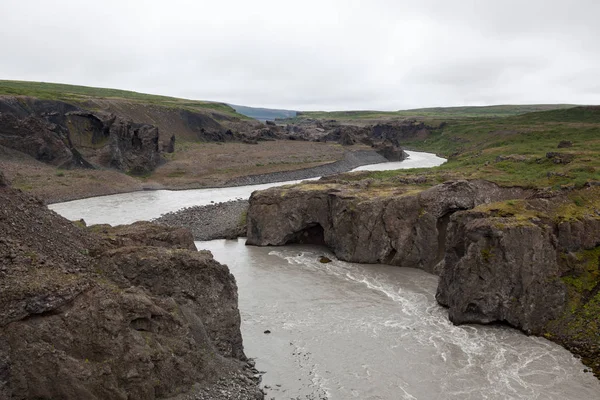 Islandia paisaje del río en un día nublado gris Río rodeado de grandes acantilados Río gris profundo cerca — Foto de Stock