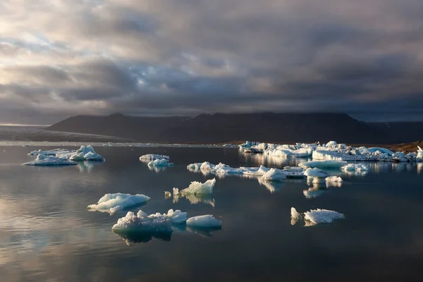 Lo scioglimento degli iceberg nella laguna di Jokulsarlon Base del ghiacciaio Vatnajokull a Jokulsarlon — Foto Stock