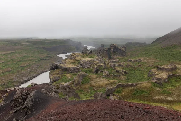 Islandia wulkaniczny krajobraz ziemi rowkowany wynikiem stare potężne lawy po wulkan — Zdjęcie stockowe