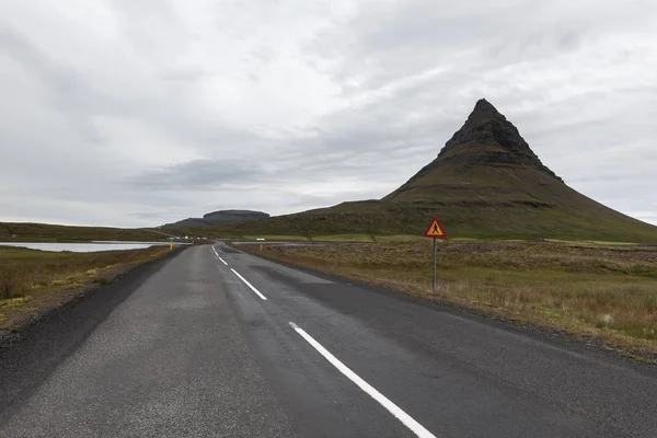 Route asphaltée vide passant par le célèbre volcan Kirkjufell Incroyable montagne verte islandaise — Photo