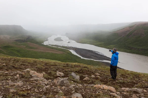 Asbyrgi yakınlarındaki tepe üzerinde duran İzlanda yürüyüş macera kavramı tek erkek gezgin ve — Stok fotoğraf