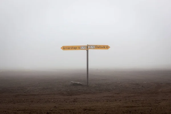 Islândia caminhadas em Saefellsnes parque nacional sinal de estrada na encruzilhada rural setas amarelas para o — Fotografia de Stock