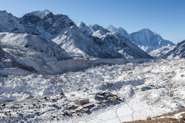 Kala Patthar Everest Base Camp Himalayalar Nepal yakınındaki öldüremediğimiz Shep köyden üzerinde göster
