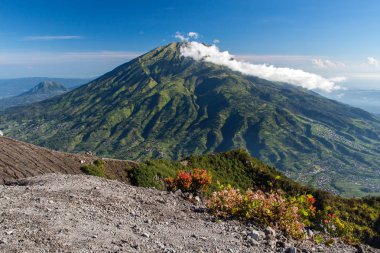 Yeşil metre Merbabu görünümü Merapi Volkanı