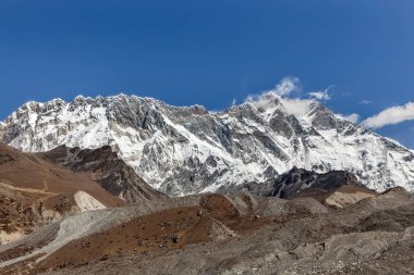 Aralığı görünümü güzel Himalaya dağ silsilesi parlak güneşli bir günde Lhotse ve Nuptse Dağları