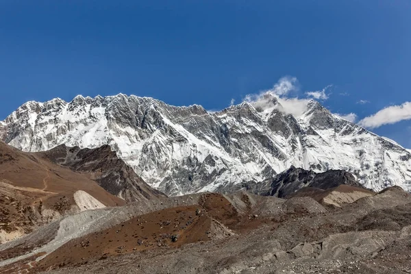 Hermosa cordillera del Himalaya en un día soleado y luminoso Lhotse y Nuptse — Foto de Stock