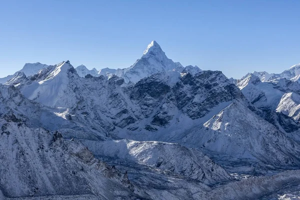 Paisaje montañoso de Ama Dablam Pico montañoso agudo que destaca entre la cordillera del Himalaya — Foto de Stock