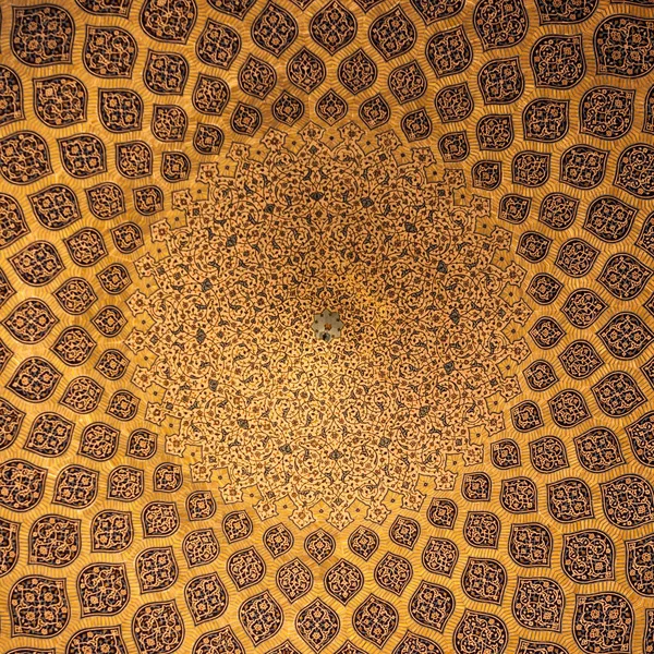 Ισλαμική γεωμετρικό σχέδιο σε Τζαμί ισλαμική arabesque στολίδι σε ένα ανώτατο όριο Τζαμί στην ισλαμική του Ιράν — Φωτογραφία Αρχείου
