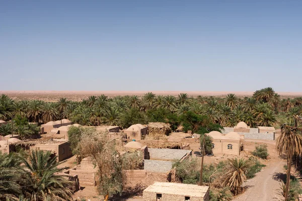 Aldea oasis de Dehseyf en el desierto de Lut Irán Aldea del desierto con casas de adobe y fénix — Foto de Stock