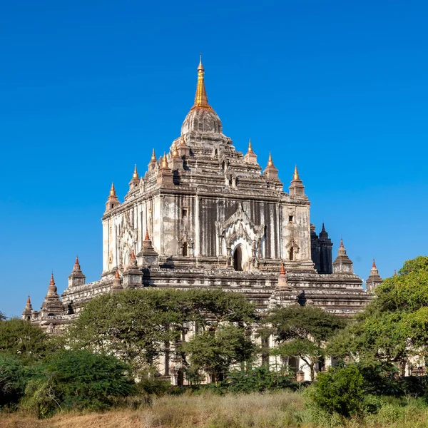 Temple in Bagan Buddhist pagoda with blue sky in Myanmar — Stock Photo, Image