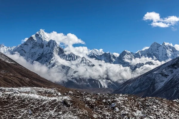 Hermosa vista panorámica de la montaña de la cumbre de Ama Dablam en el famoso Everest Base Camp trek en — Foto de Stock