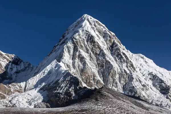 Pumori 山山顶在著名珠穆朗玛峰基地阵营徒步旅行在喜马拉雅山尼泊尔雪山 — 图库照片