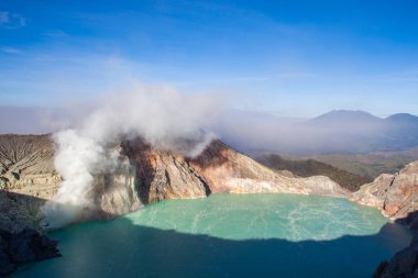 Renkli Ijen'de yanardağ krater Gölü ve arka plan Endonezya, Raung yanardağı