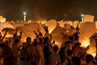 Chiang Mai Tayland 25 Ekim 2014 için hürmet gökyüzü fenerler serbest bırakmak hazırlanıyor insanlar