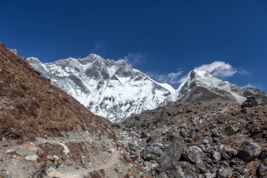 Lhotse Güney yüzü duvar ile Everest Base Camp Trek içinde iz üzerinde ufuk aşırı hicking hiking