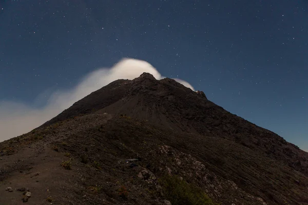 Fumo dal vulcano Merapi sotto le stelle di notte — Foto Stock