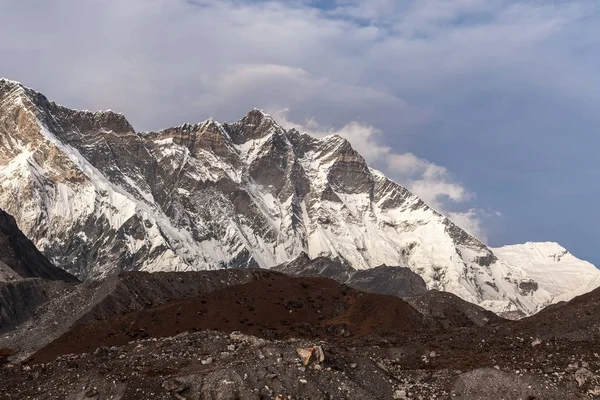 Hermosas montañas del Himalaya en un día nublado Vista de la cara sur de la montaña Lhotse desde el campamento base del Everest — Foto de Stock