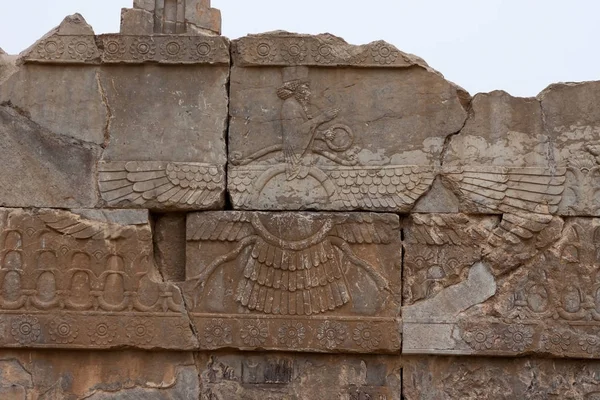 Ahura Mazda Perzisch basrelief in Persepolis Iran oude Perzische kunst sculpture in Iran — Stockfoto