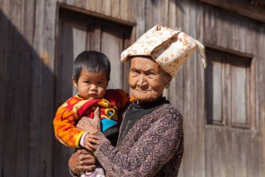 Hsipaw Myanmar 1 Aralık 2014 belirsiz eski palaung kadın çocuk pozlar için kamera ile