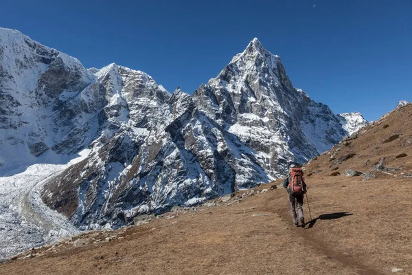 Senderista activa trekking en Nepal hacia un pico de montaña en el paisaje del Himalaya Senderismo — Foto de Stock
