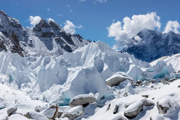 Nahaufnahme des Khumbu-Gletschers im ewigsten Basislager himalayas nepal klares türkisfarbenes Gletschereis — Stockfoto